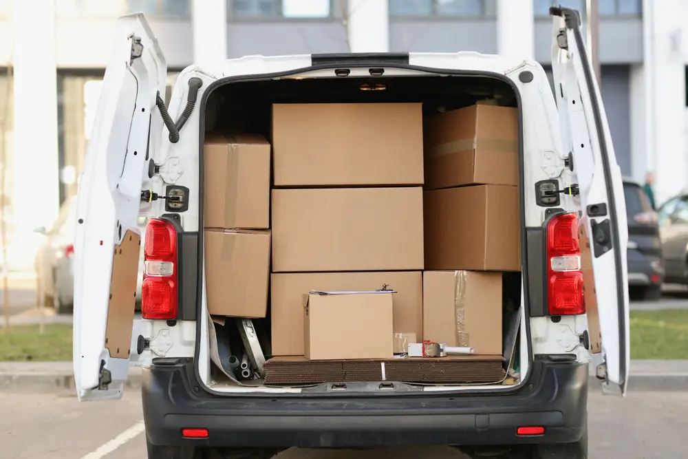 Volgeladen verhuisbus met verhuisdozen